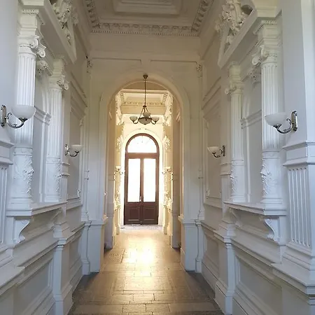 Charles * Praag